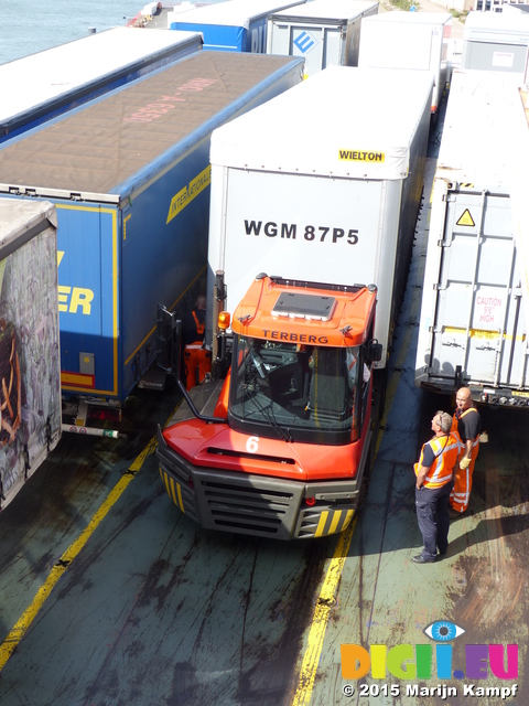 FZ020525 Loading lorries